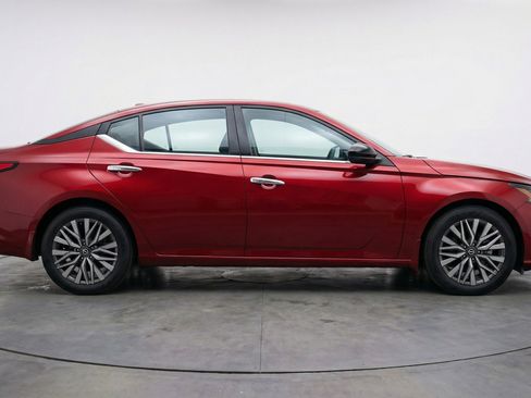 Used 2025 Nissan Altima 2.5 SV image 11