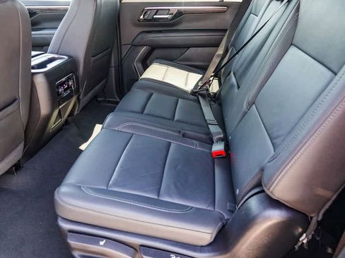 Used 2025 Chevrolet Suburban Z71 AWD/4WD image 17