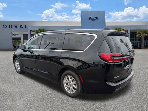 Used 2024 Chrysler Pacifica Touring-L FWD image 6
