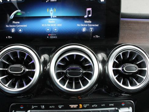 Used 2022 Mercedes-Benz GLB 250 4MATIC image 34