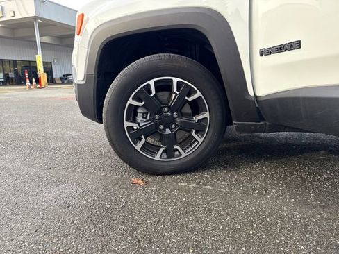 Used 2023 Jeep Renegade Latitude image 40