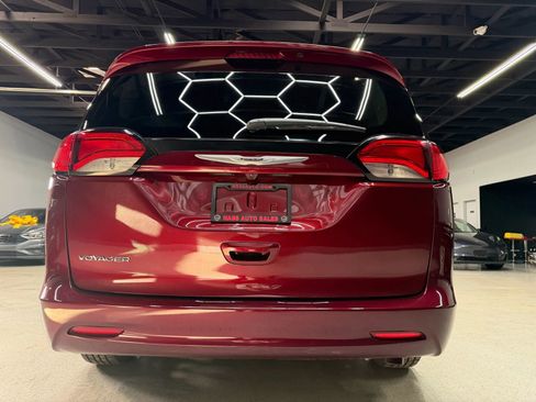 Used 2021 Chrysler Voyager Lxi image 13