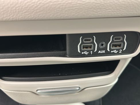 Used 2023 Chrysler Pacifica Touring-L AWD/4WD image 23