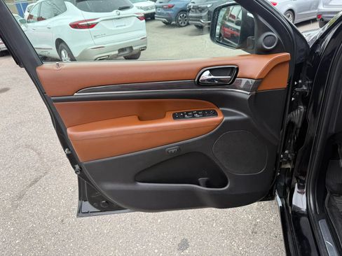Used 2020 Jeep Grand Cherokee Overland AWD/4WD image 18