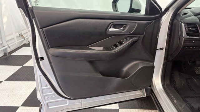 Used 2025 Nissan Rogue SV AWD/4WD image 16