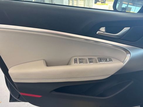 Used 2025 Genesis G70 2.5T image 20