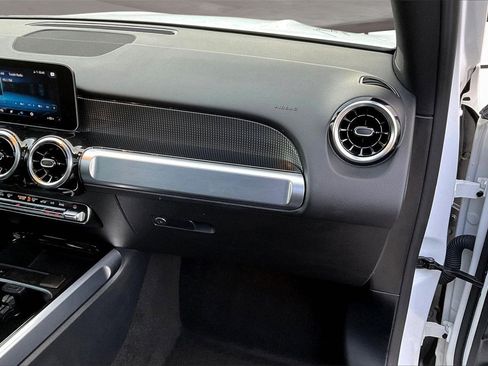 Used 2021 Mercedes-Benz GLB 250 4MATIC image 25