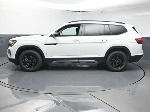 Used 2025 Volkswagen Atlas Peak Edition SE image 5