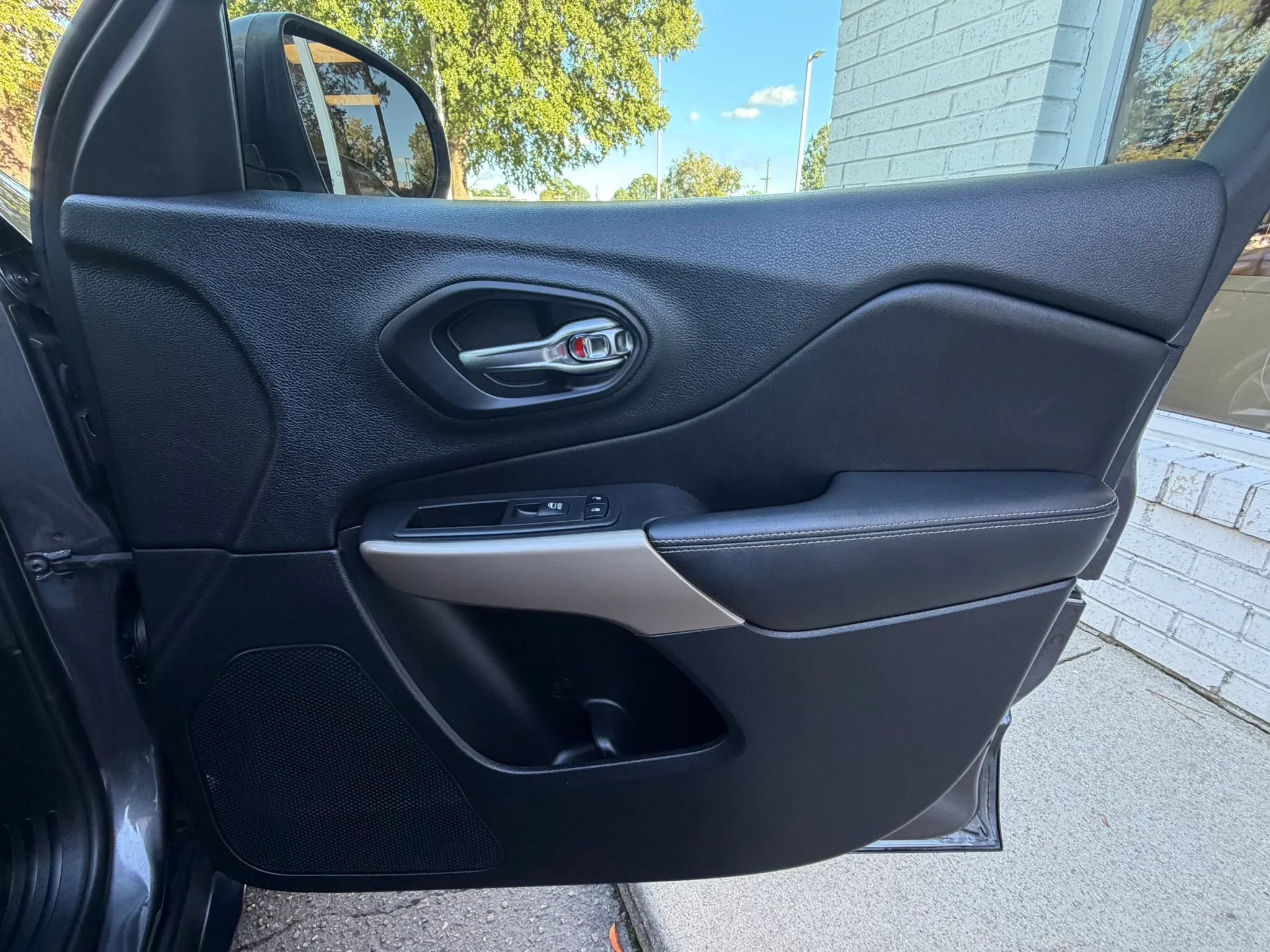 Used 2017 Jeep Cherokee Limited FWD image 12
