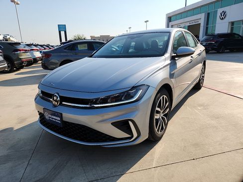 New 2025 Volkswagen Jetta SE image 3