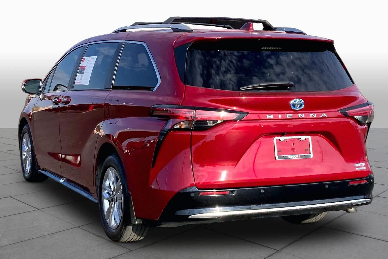 Used 2023 Toyota Sienna Limited FWD image 12