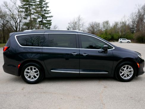 Used 2020 Chrysler Pacifica Touring-L image 5