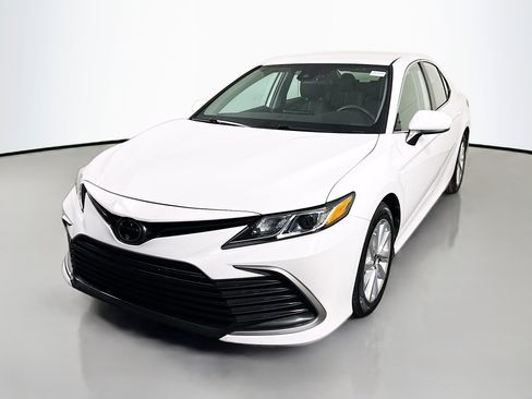Used 2023 Toyota Camry LE image 4