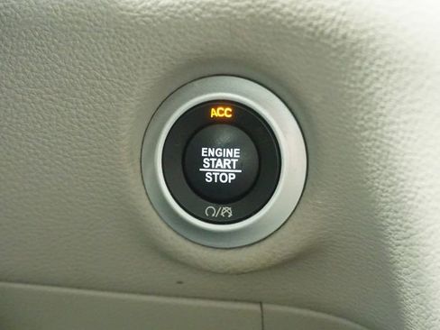 Used 2024 Chrysler Pacifica Select image 27