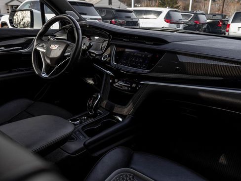 Used 2025 Cadillac XT6 Sport image 33