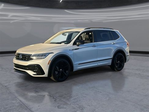 Certified 2023 Volkswagen Tiguan SE R-Line image 3