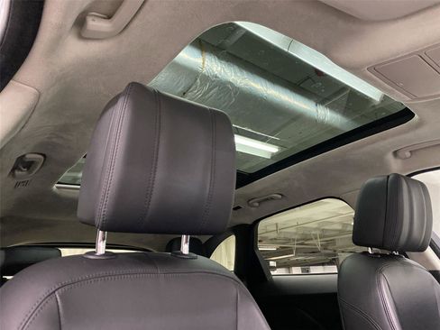 Used 2018 Jaguar F-PACE Portfolio image 20