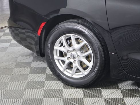 Used 2024 Chrysler Pacifica Touring-L image 54