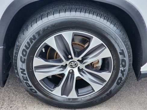 Used 2022 Toyota Highlander XLE image 9