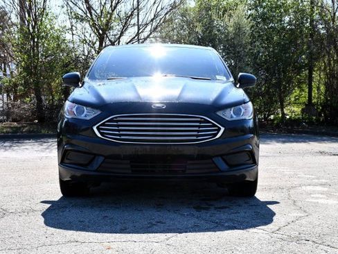 Used 2017 Ford Fusion SE w/ Fusion SE Technology Package image 2
