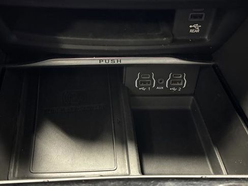 Used 2022 Chrysler Pacifica Limited w/ Uconnect Theater Family Group image 25