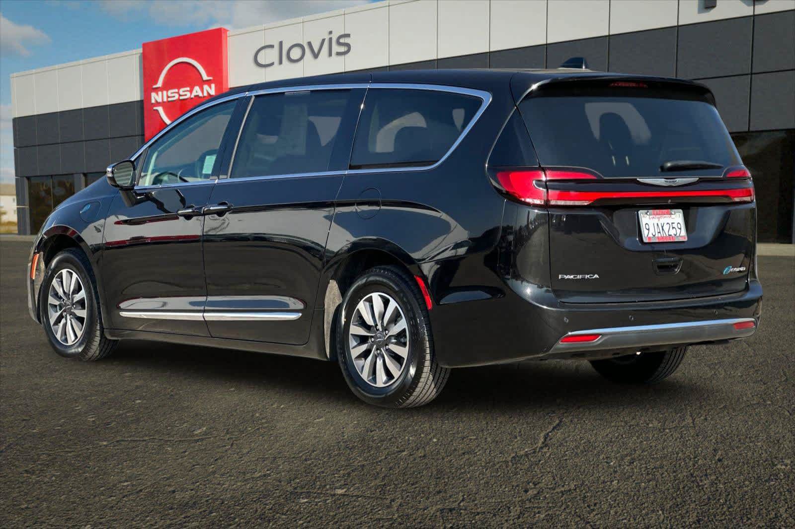Used 2023 Chrysler Pacifica Limited FWD image 5