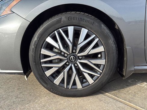 Used 2024 Nissan Altima 2.5 SV FWD image 12