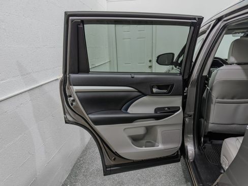 Used 2019 Toyota Highlander XLE AWD/4WD image 18