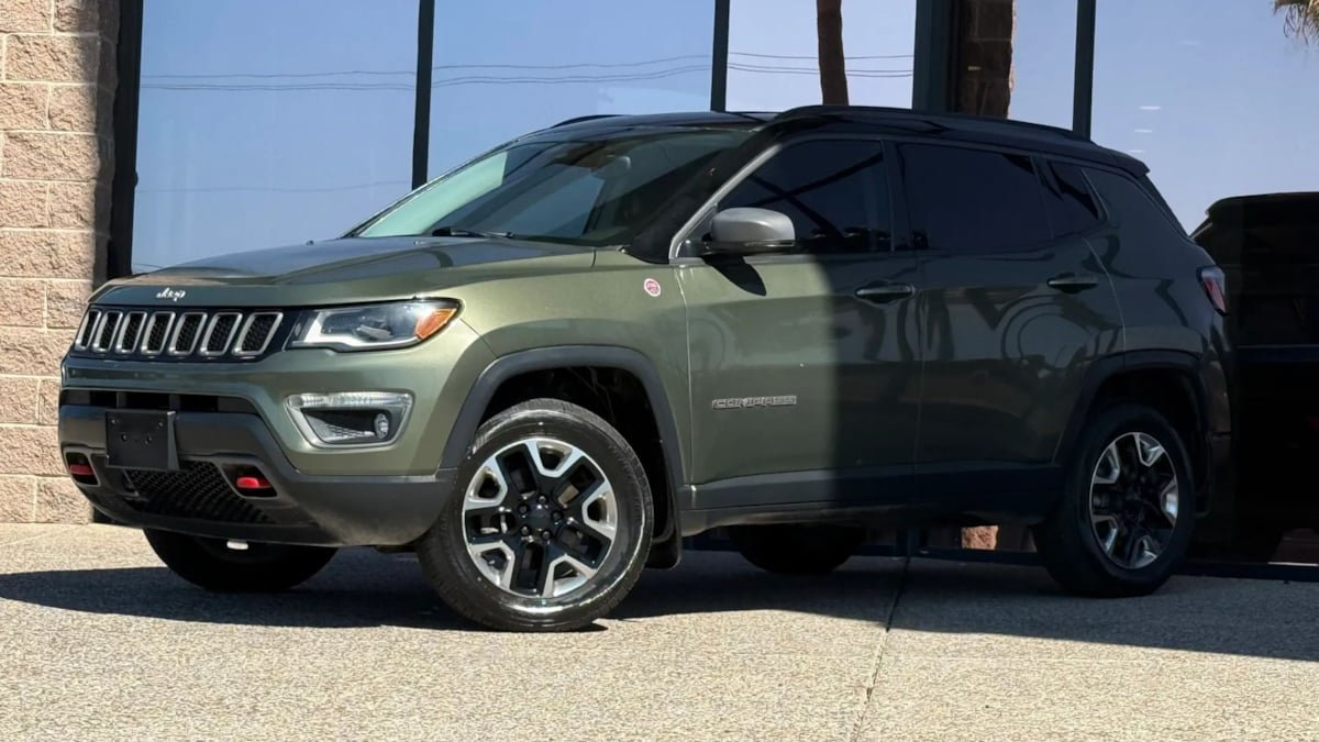 Used 2017 Jeep Compass Trailhawk AWD/4WD image 3