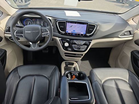 Used 2023 Chrysler Pacifica Touring-L image 14