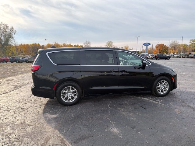 Used 2027 Chrysler Pacifica Select FWD image 7