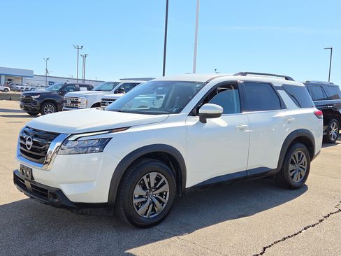 Used 2024 Nissan Pathfinder SV image 7