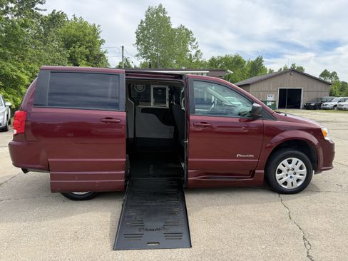 Used 2018 Dodge Grand Caravan SE w/ UConnect Hands-Free Group FWD image 24