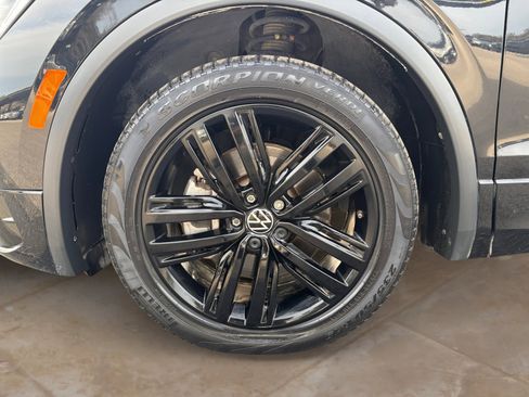 Certified 2022 Volkswagen Tiguan SE R-Line image 25