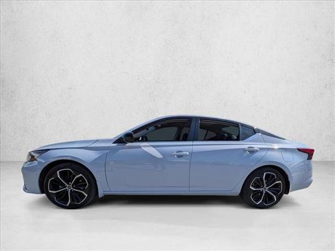 Used 2023 Nissan Altima 2.5 SR w/ SR Premium Package image 2