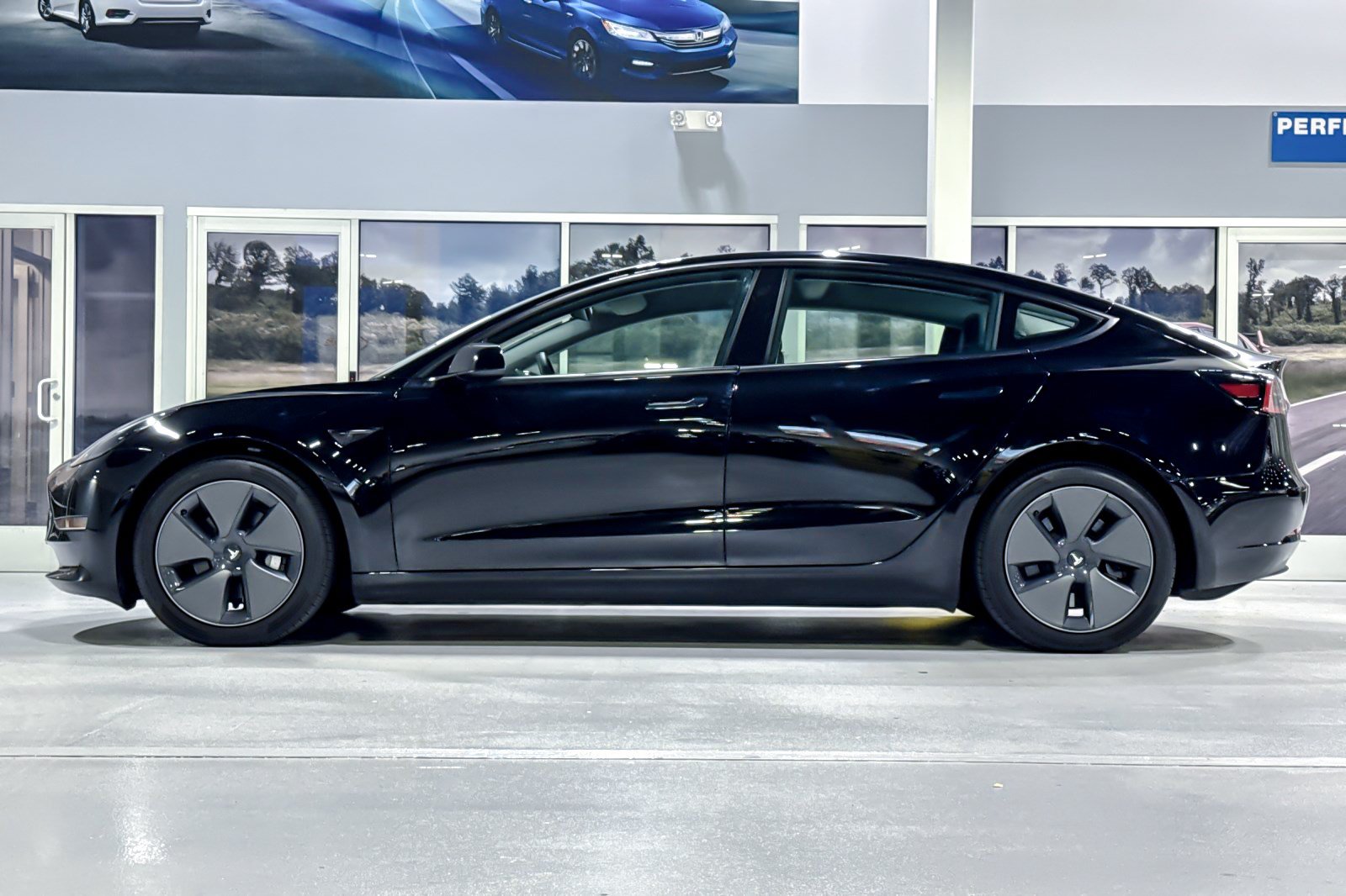 Used 2023 Tesla Model 3 Standard Range RWD image 2