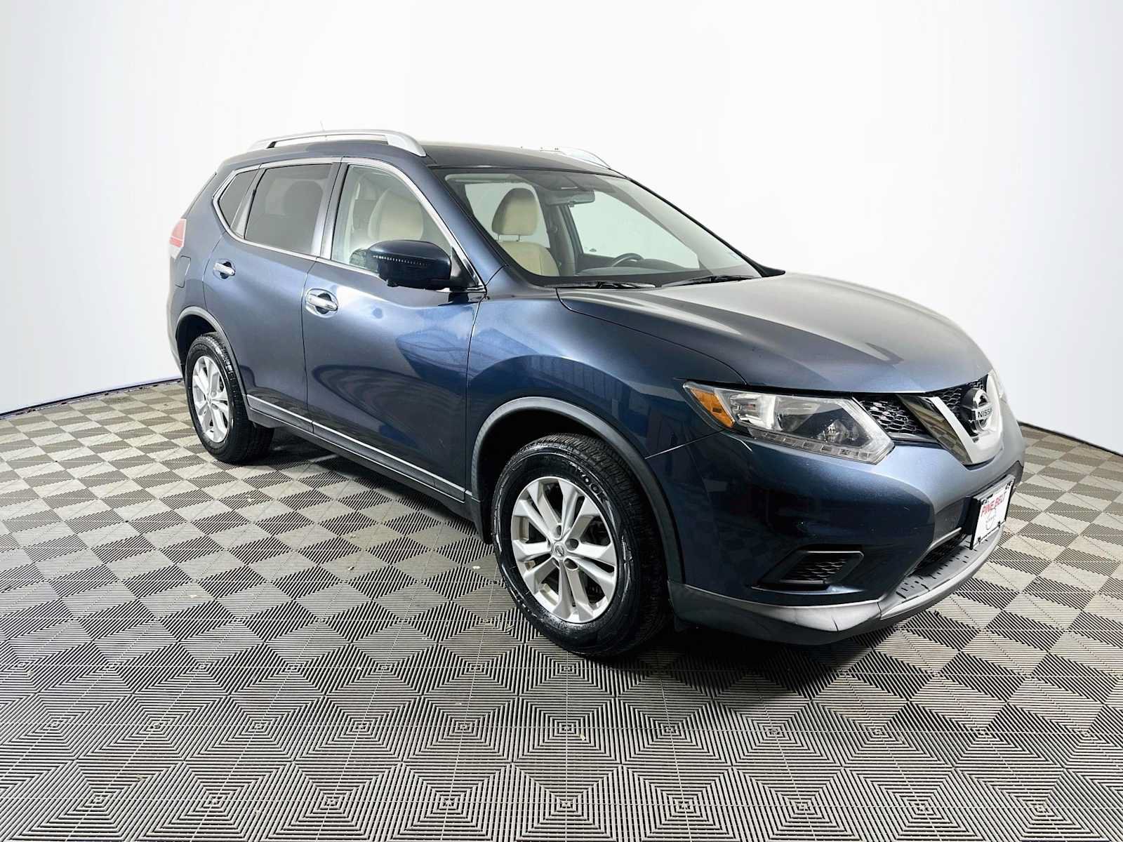 Used 2016 Nissan Rogue SV w/ SV Premium Package AWD/4WD image 3