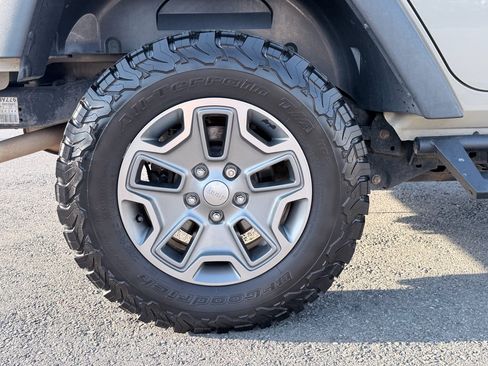 Used 2017 Jeep Wrangler Unlimited Rubicon w/ Dual Top Group image 33