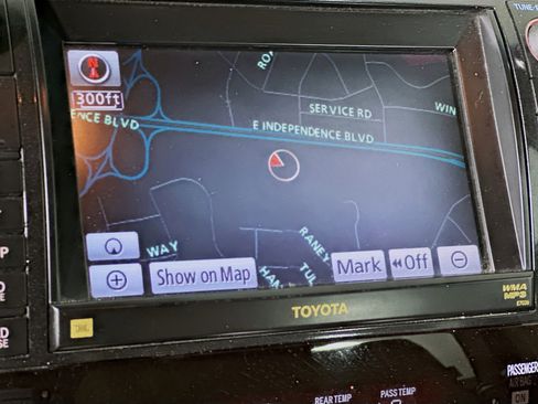 Used 2011 Toyota Sequoia Platinum image 22