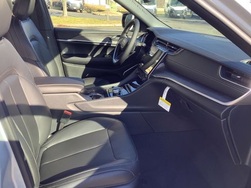 New 2025 Jeep Grand Cherokee L Limited w/ Black Appearance Package image 10