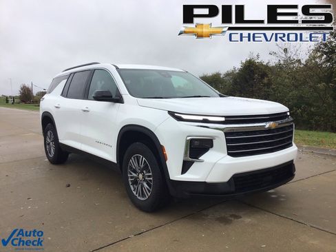 Used 2025 Chevrolet Traverse LT image 1