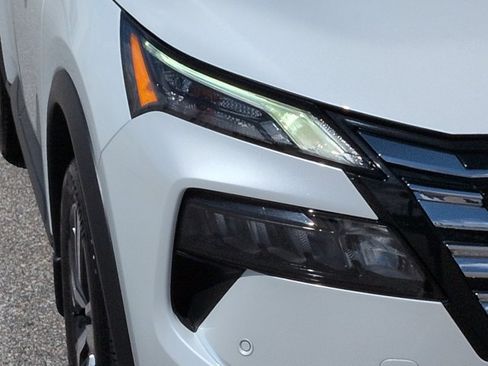 Certified 2024 Nissan Rogue SL FWD image 10