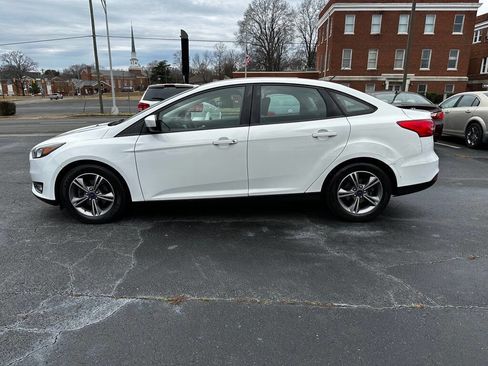Used 2018 Ford Focus SE w/ SE Appearance Package image 4