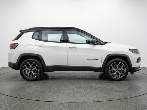 Used 2025 Jeep Compass Limited image 11