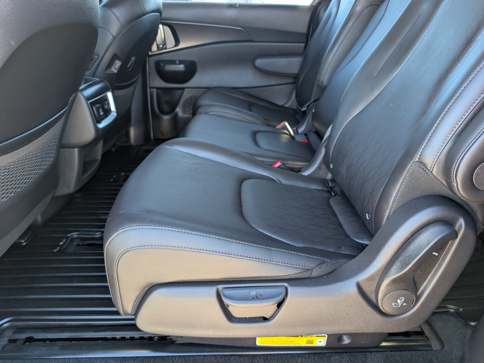 Used 2026 Kia Carnival SX w/ SX Dark Edition Package FWD image 12