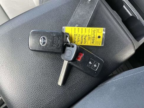 Used 2021 Toyota Tacoma TRD Off-Road image 33