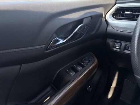 Used 2022 GMC Acadia SLE w/ Driver Convenience Package FWD image 12