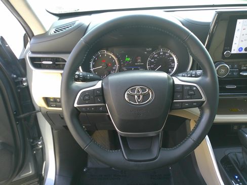 Used 2023 Toyota Highlander XLE image 19