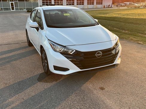 Used 2024 Nissan Versa SV w/ Trunk Package image 7
