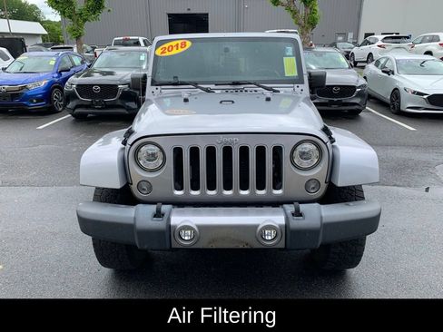 Used 2018 Jeep Wrangler Sahara AWD/4WD image 9